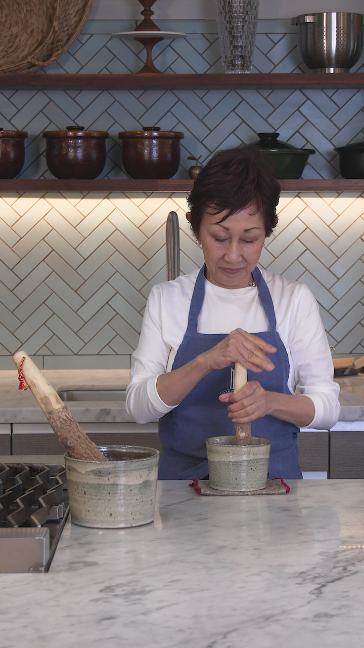 Video showing a woman demonstrating how to grind sesame seeds in the Jizai Dougu suribachi